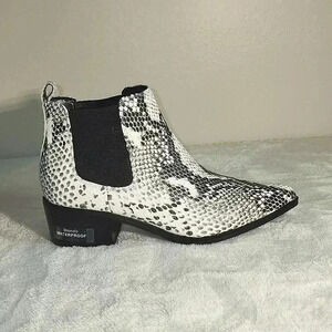 BLONDO Snakeskin white and black booties NWOB